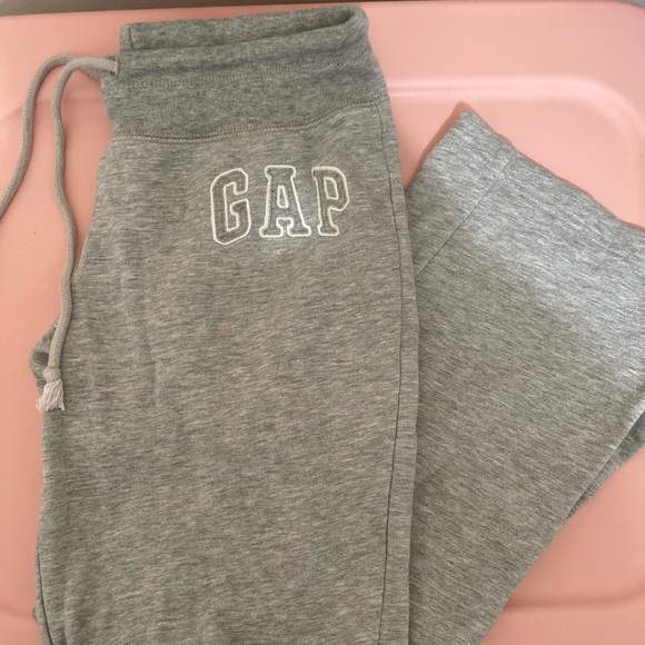GAP WOMEN’s Sweatpants - Picture 2 of 3